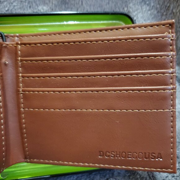 DC SHOES Men's Brown Bifold Wallet Skull and Roses - Picture 4 of 7